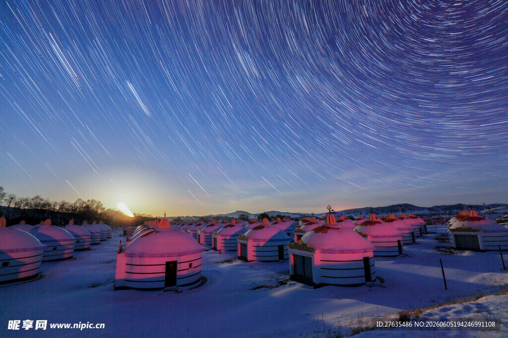 雪夜星空下的粉色帐篷