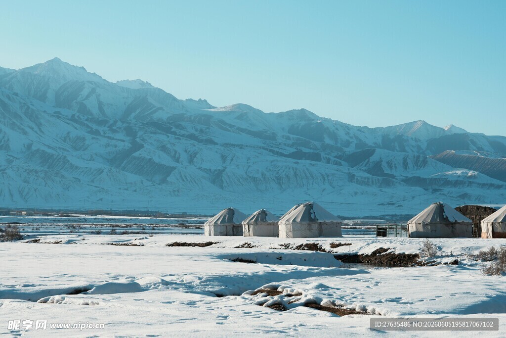 雪野中的蒙古包与雪山