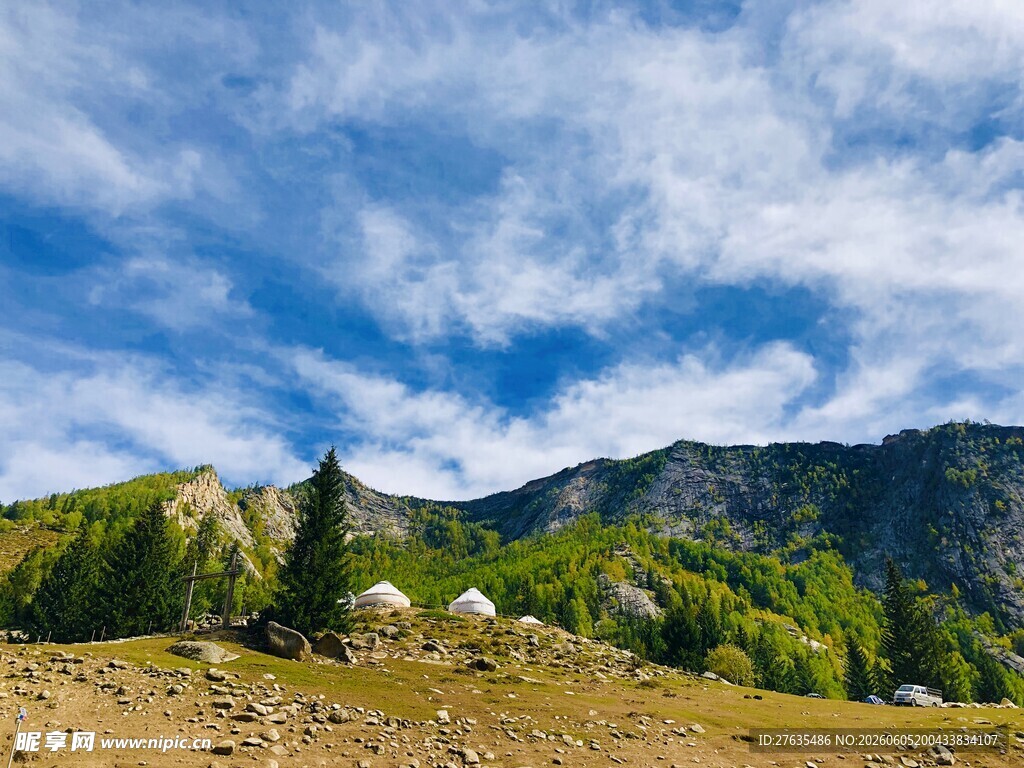 山间美景蓝天白云下的村落