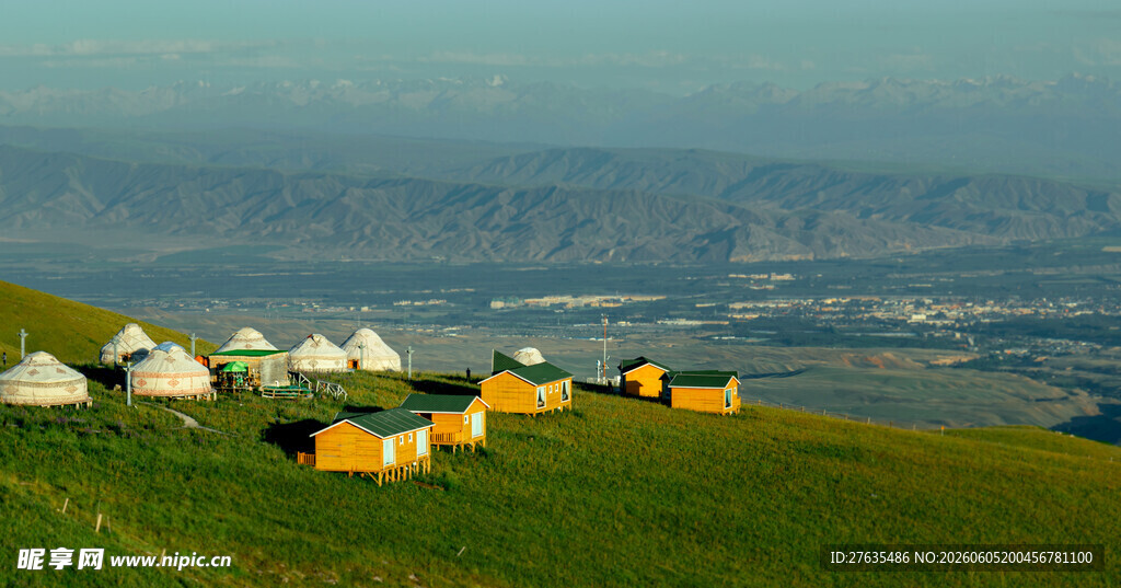 草原上的多彩帐篷景观