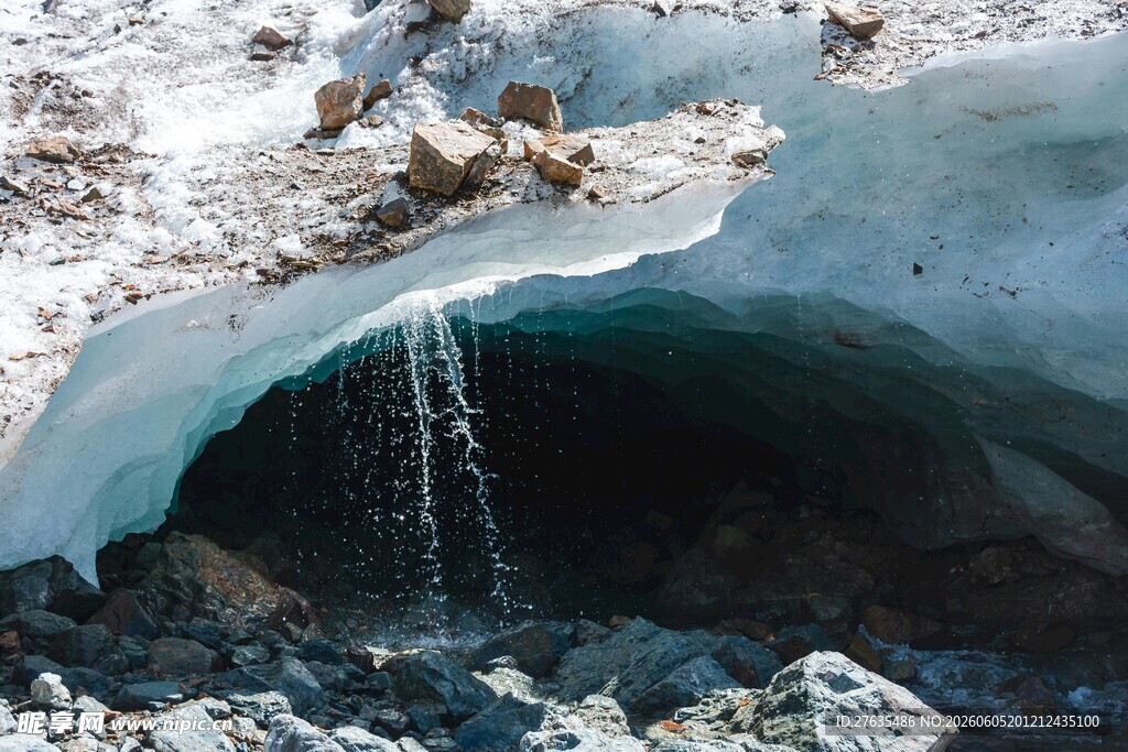 冰川洞穴中的流水景观