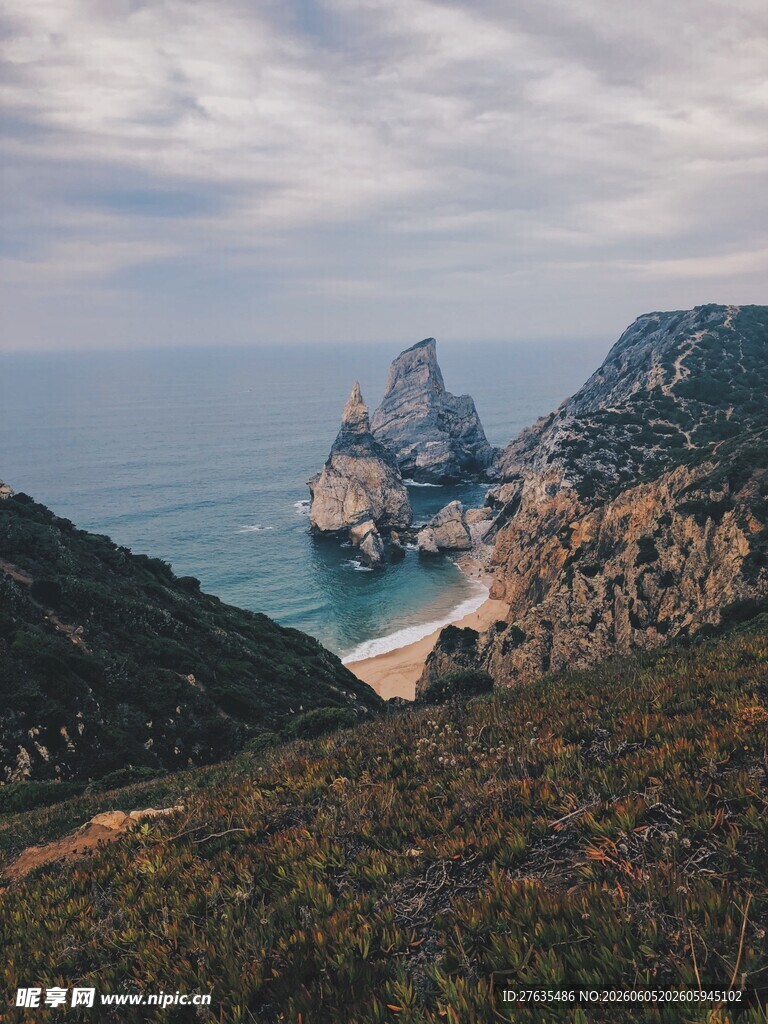 海岸边的壮丽山峦与海景