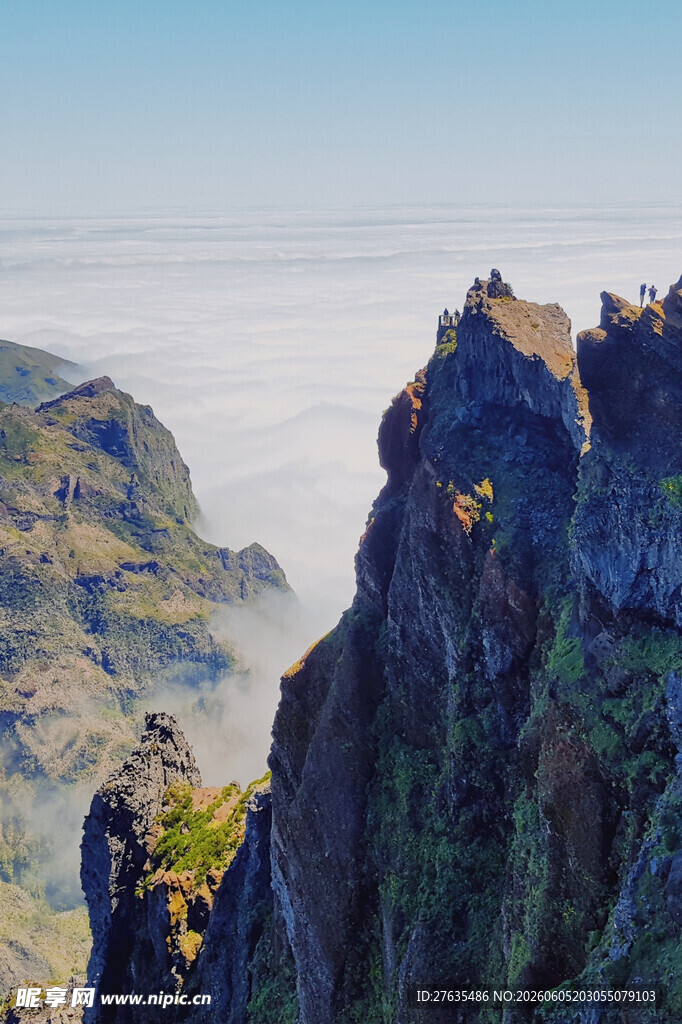 巍峨山峰云雾缭绕之景