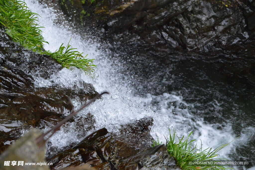 山间瀑布流水自然美景
