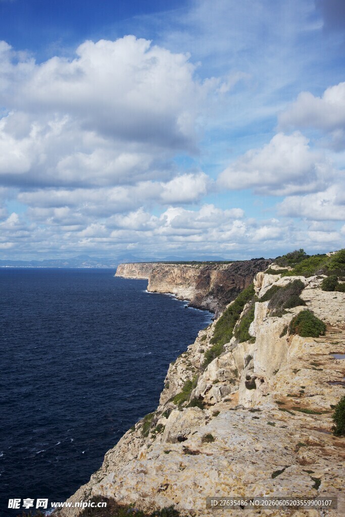 海岸悬崖边的壮阔海景