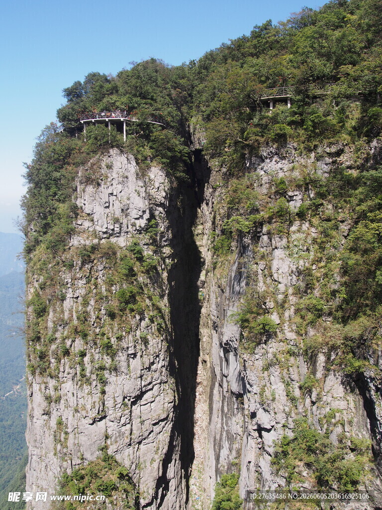 悬崖峭壁上的险峻栈道