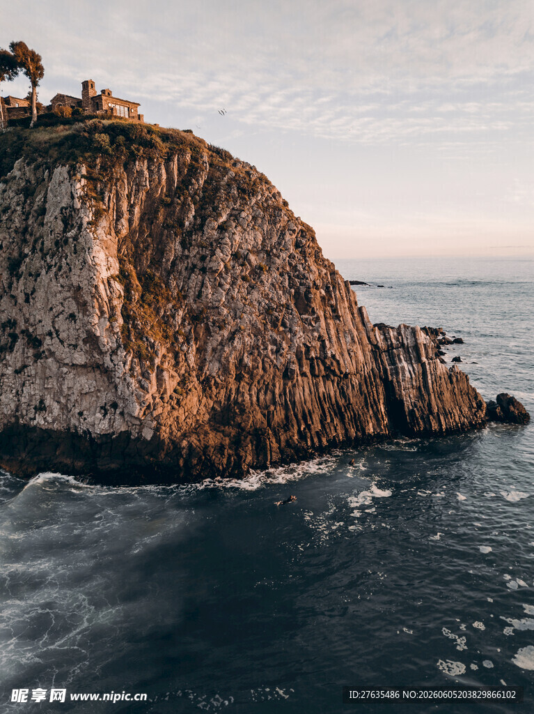 海边嶙峋峭壁景观