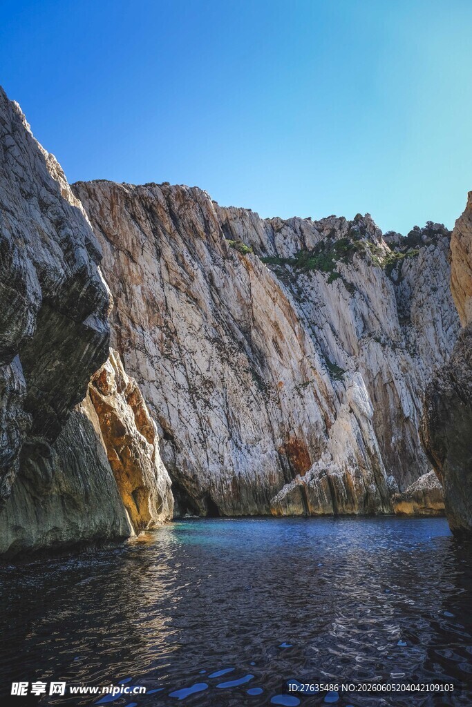 蓝天下的壮丽海岸风景