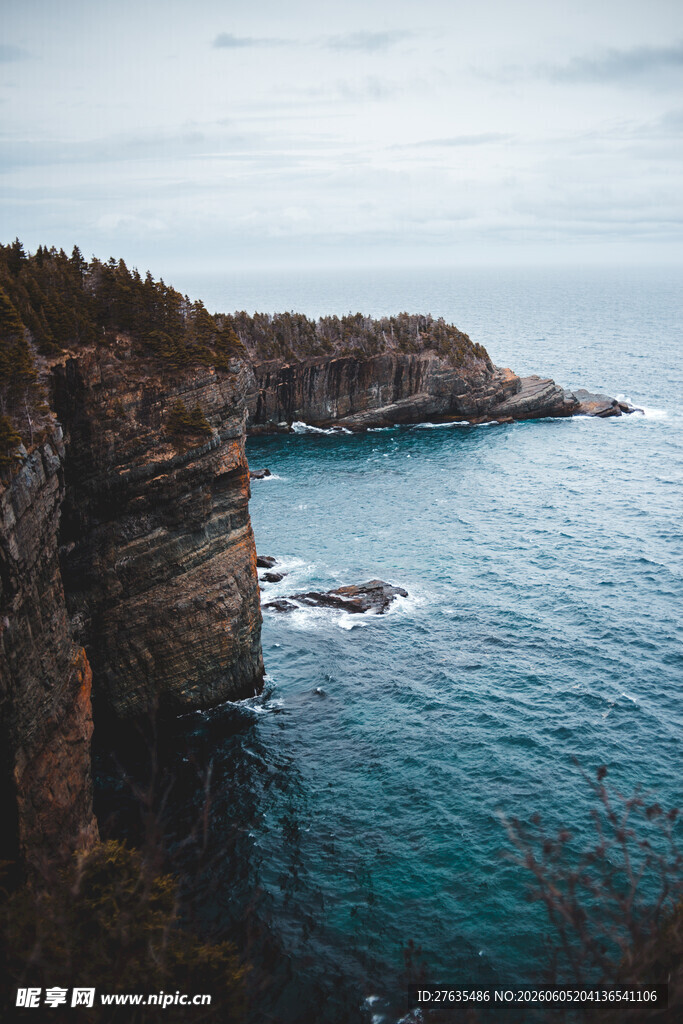 海岸悬崖边的壮阔海景