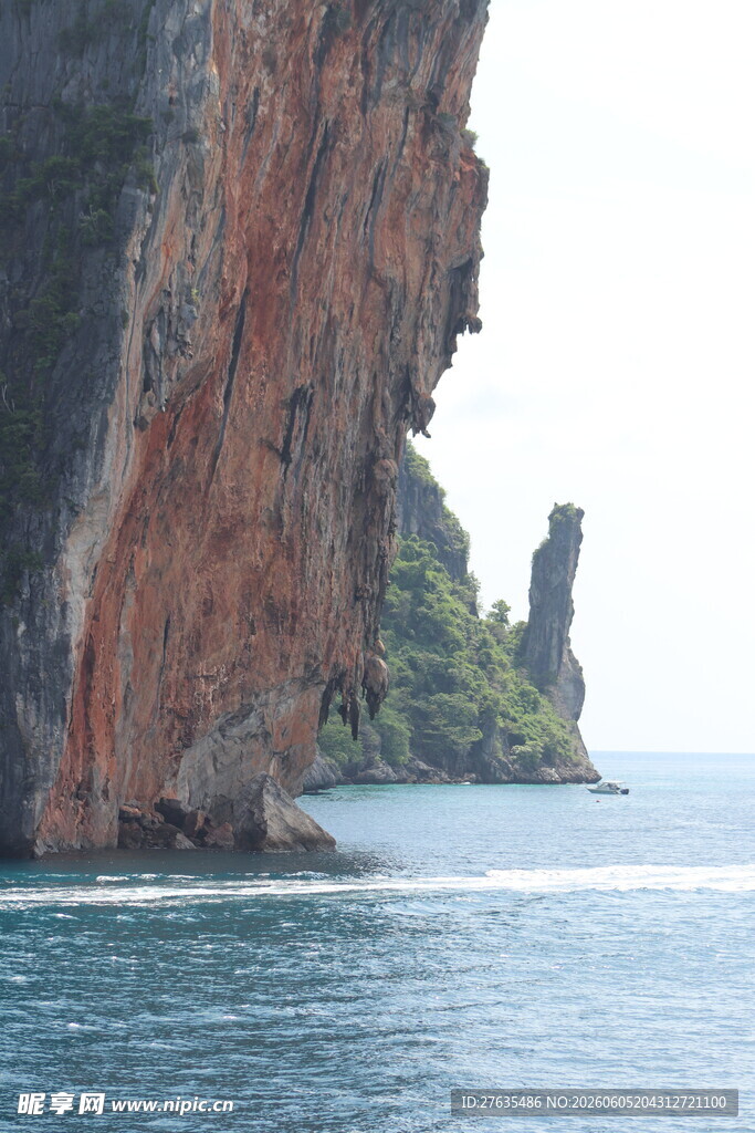 海边壮观悬崖与碧蓝海水