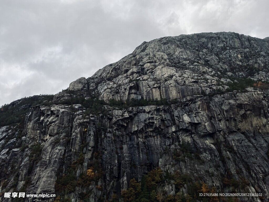巍峨险峻的陡峭山壁