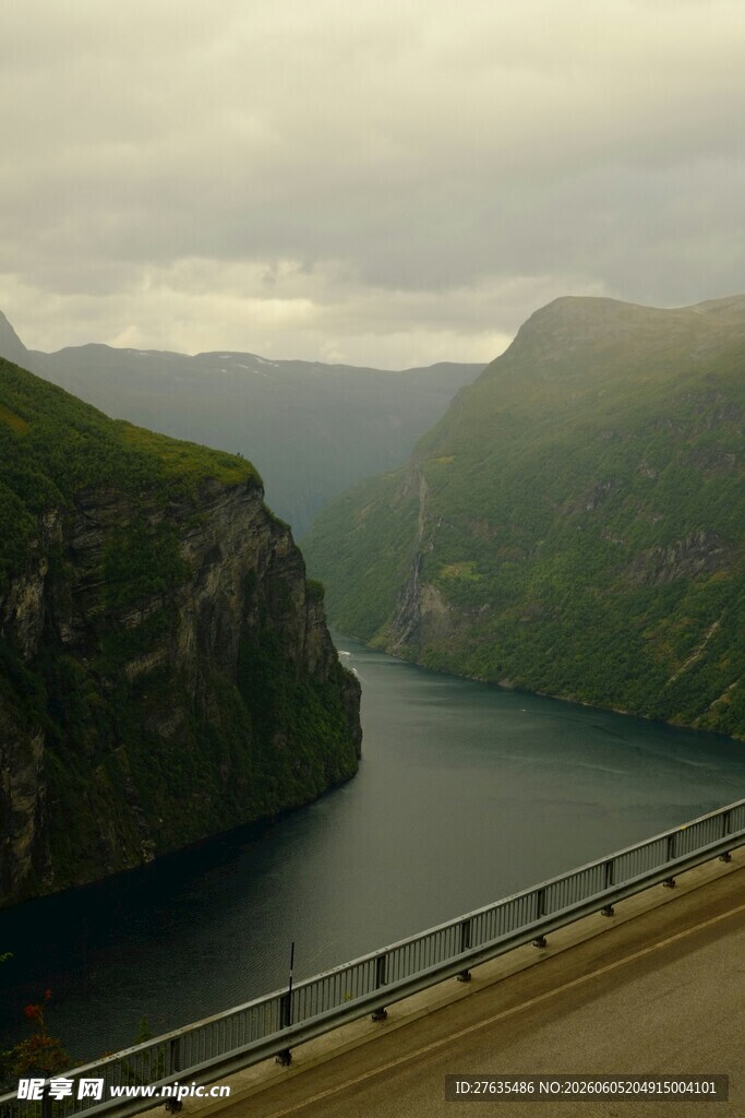 山间湖畔公路风景