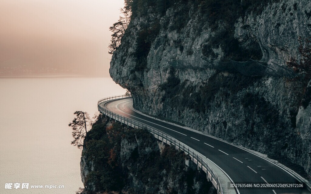 悬崖边蜿蜒的公路美景