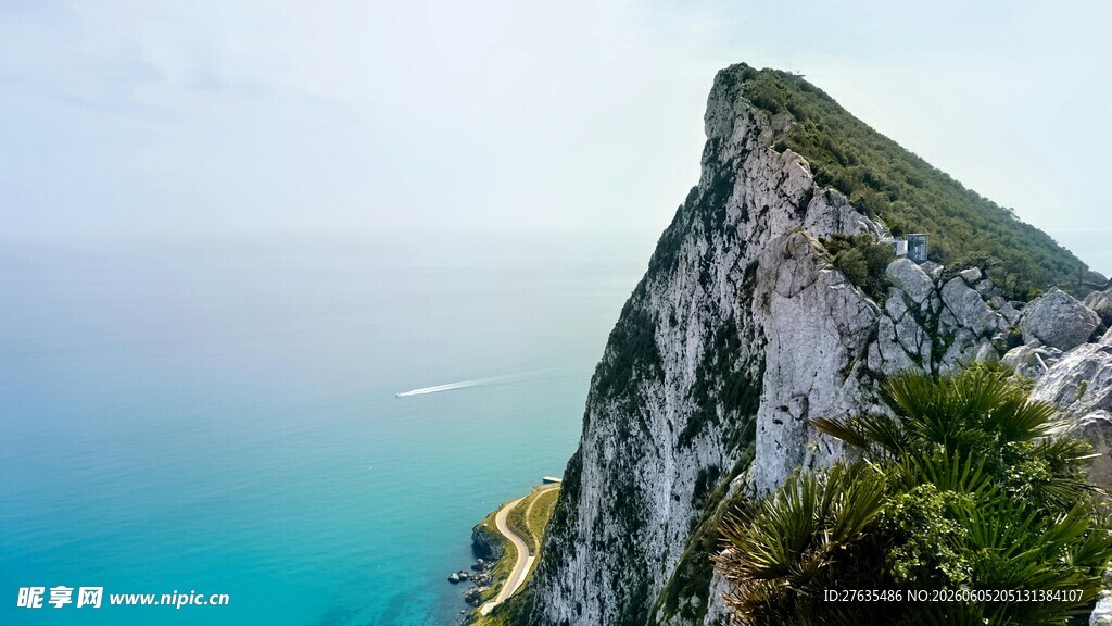 悬崖边的壮美海景