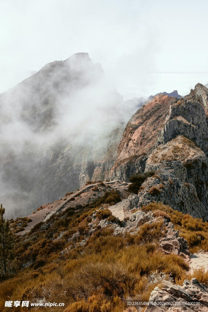 云雾缭绕的壮美山峰