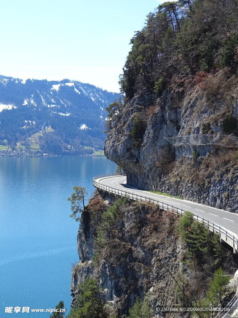 悬崖边沿湖公路美景