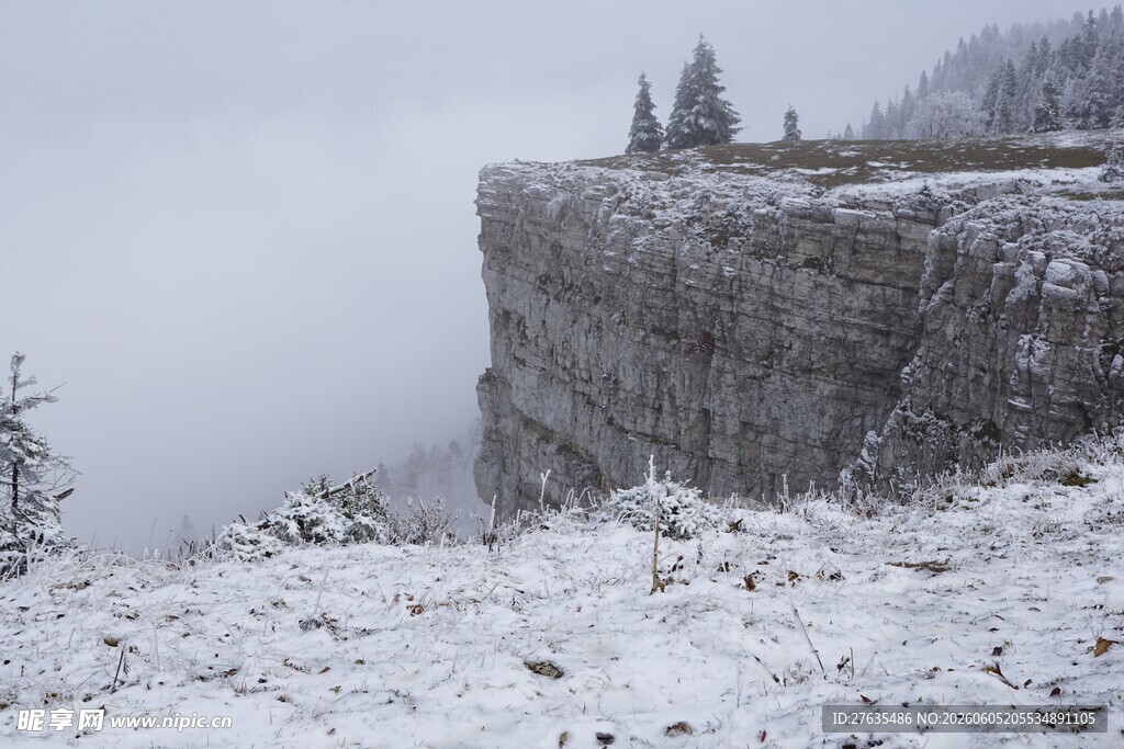 雪覆悬崖雾中景致