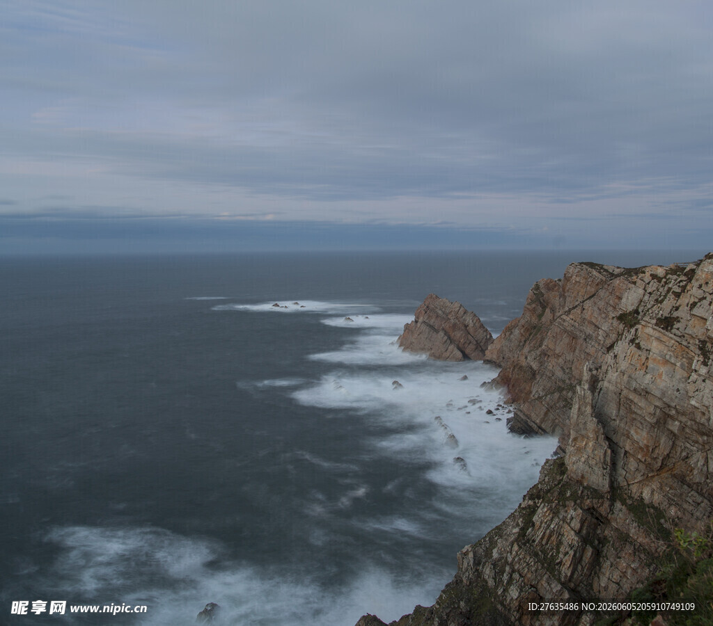 海边嶙峋峭壁与翻涌海浪
