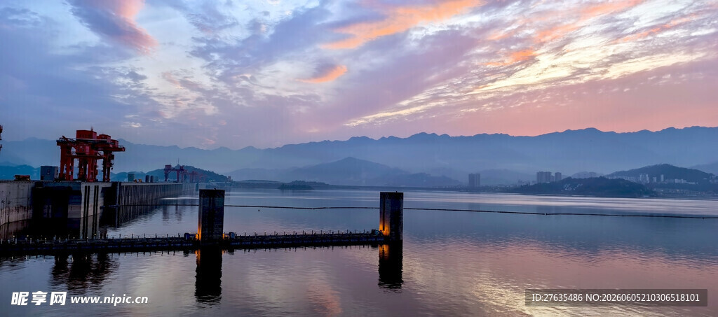 湖畔日落美景