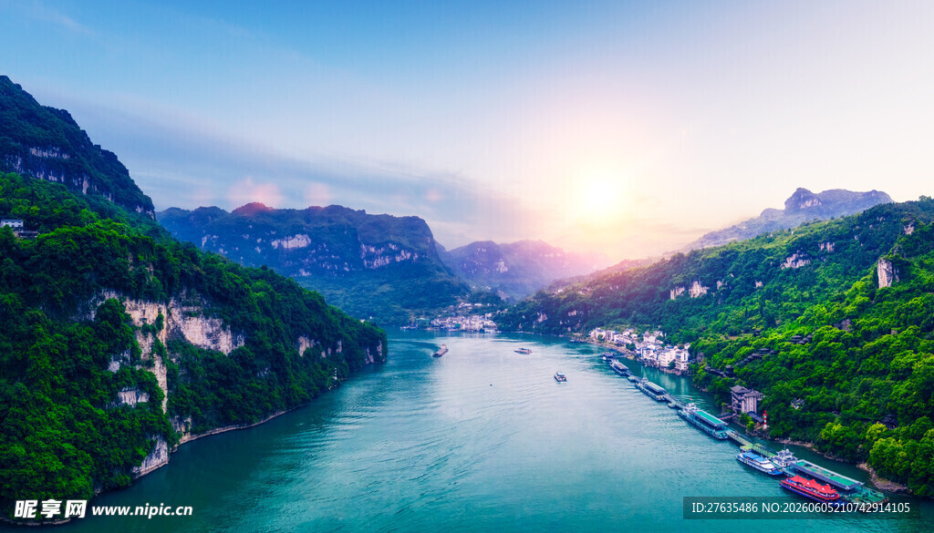 壮丽山河间的美丽江景