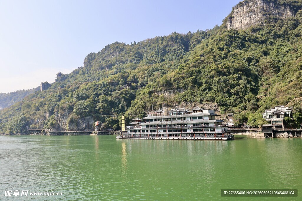 青山绿水间的江边建筑