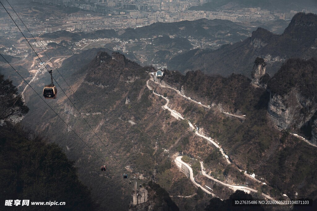 俯瞰壮丽山脉景观