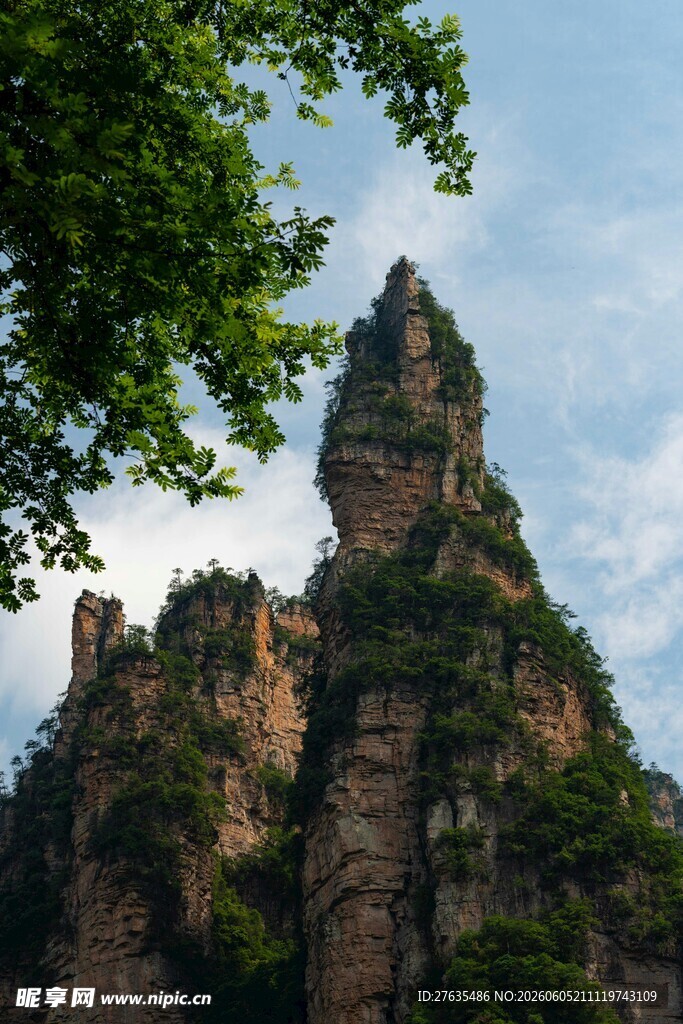 奇峰耸立的壮丽山景