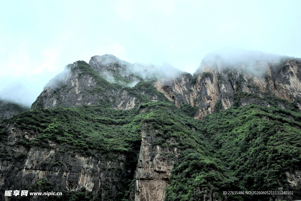 云雾缭绕的翠绿山峰