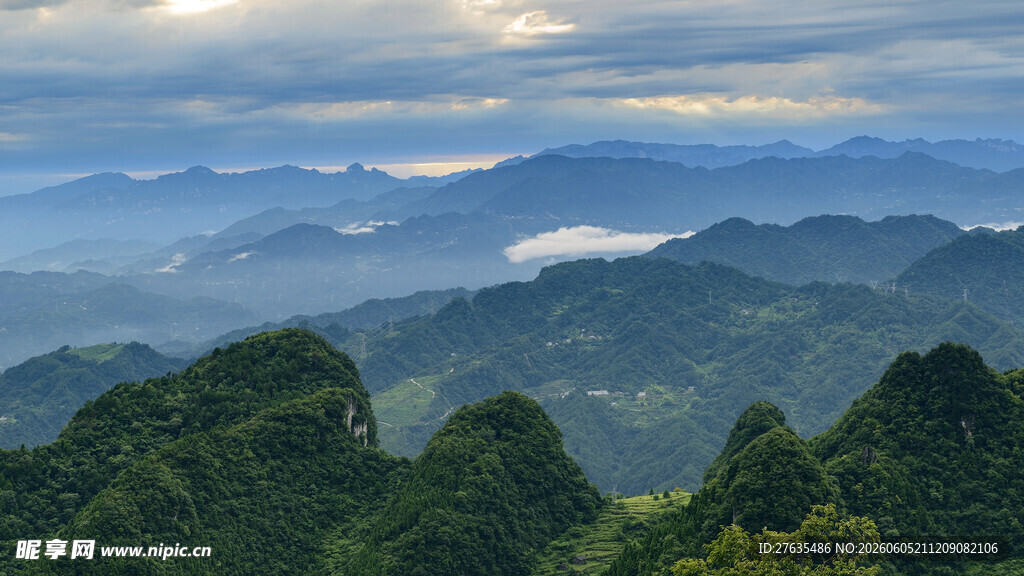 山峦云海间的绿色美景