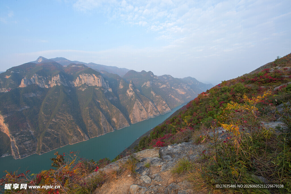 壮丽山水间的秋日峡谷风光