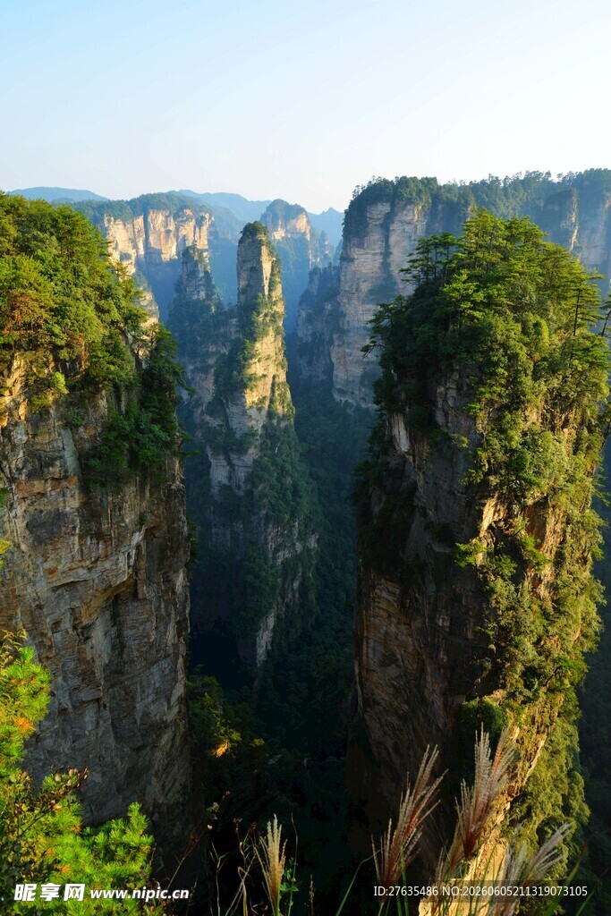 壮丽奇峰峡谷景观