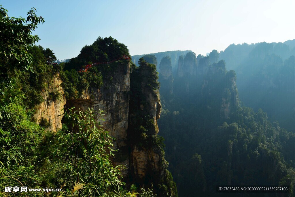 壮丽奇峰山林间的自然美景
