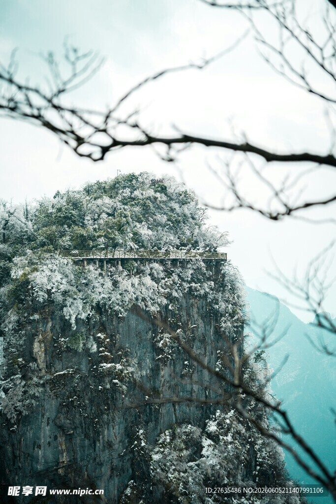 雪覆山峦尽显自然之美