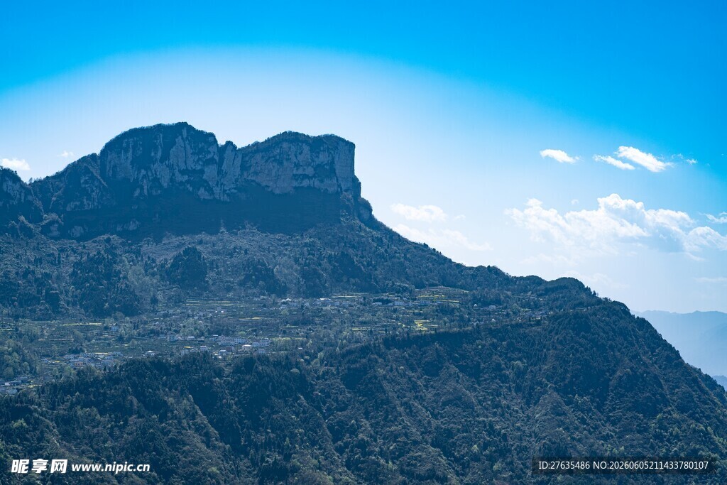 巍峨山峦映蓝天