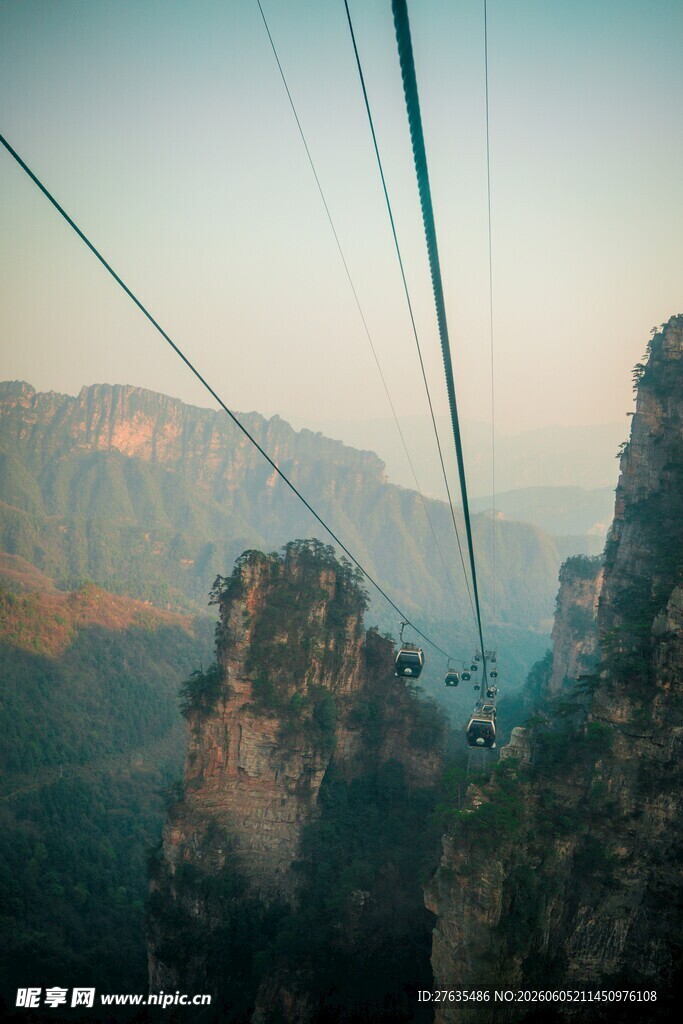 张家界索道下的壮美山景