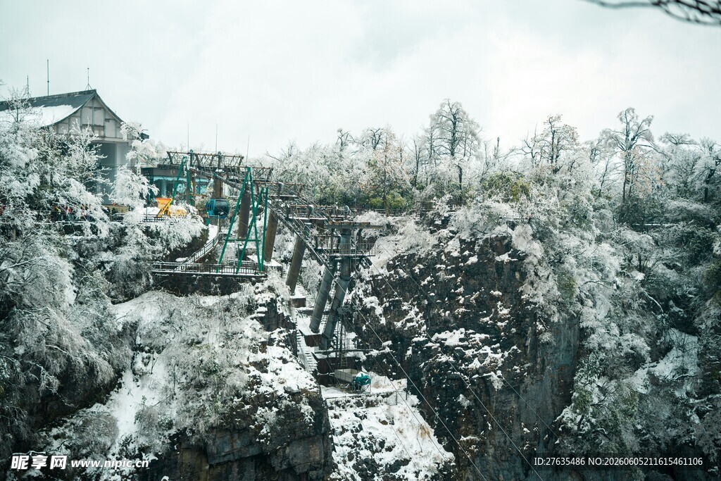 雪覆山林间的缆车景象