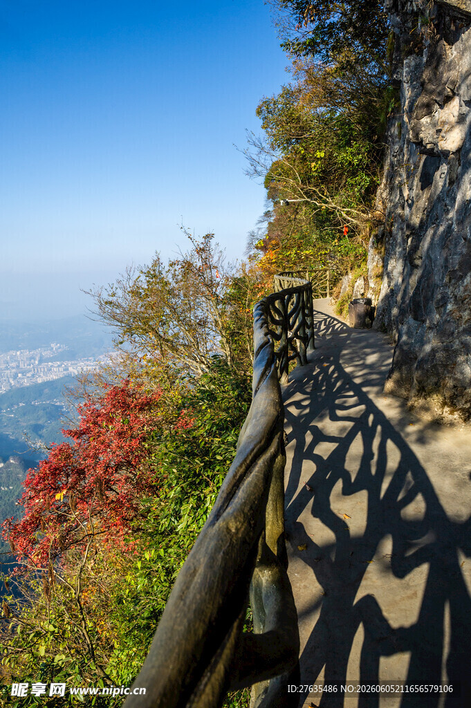 山间秋色栈道景