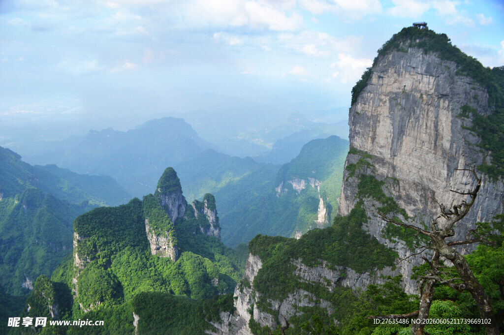 壮丽山景奇峰耸立