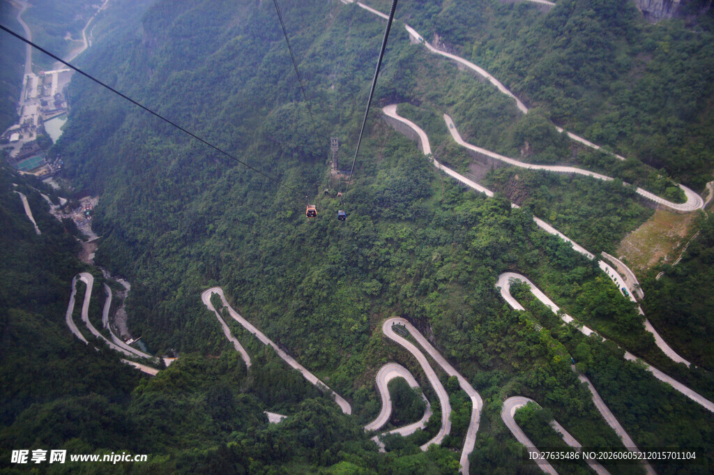 蜿蜒盘旋的山间公路