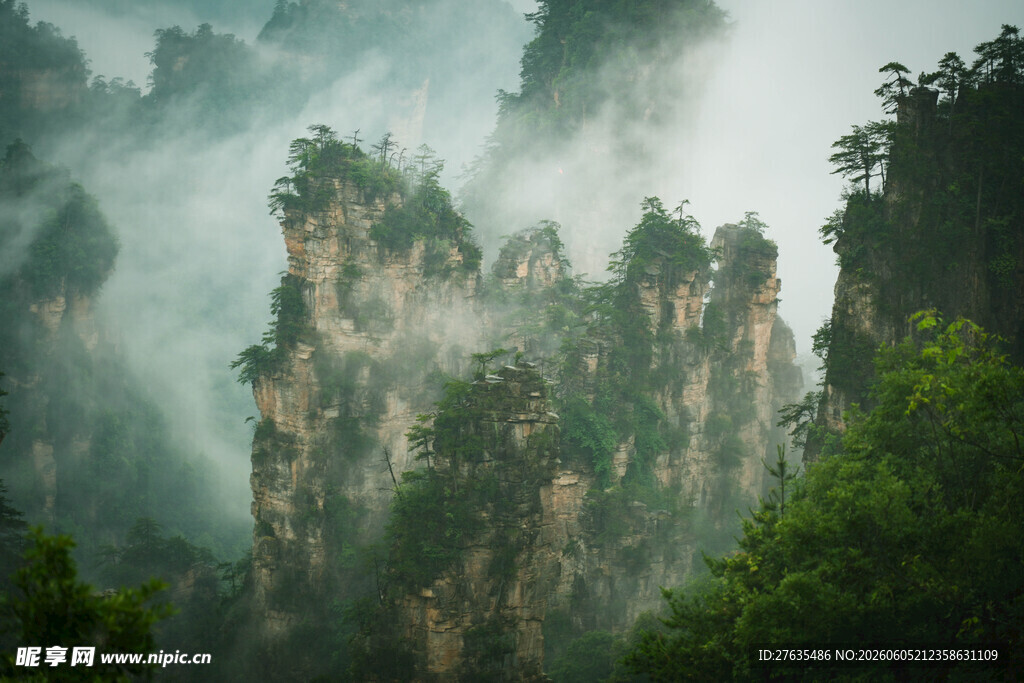 云雾缭绕的壮丽奇峰景观