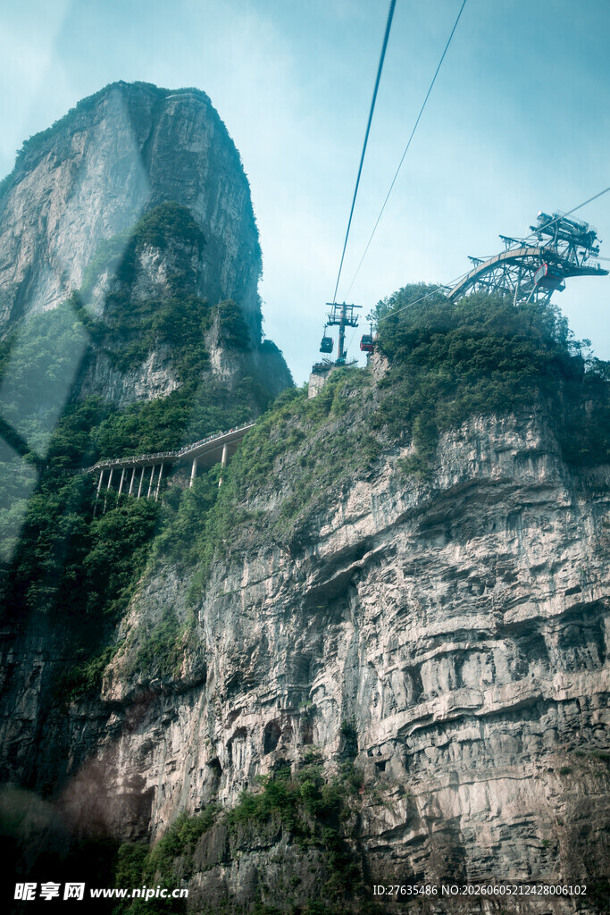 险峻山峰上的独特地貌