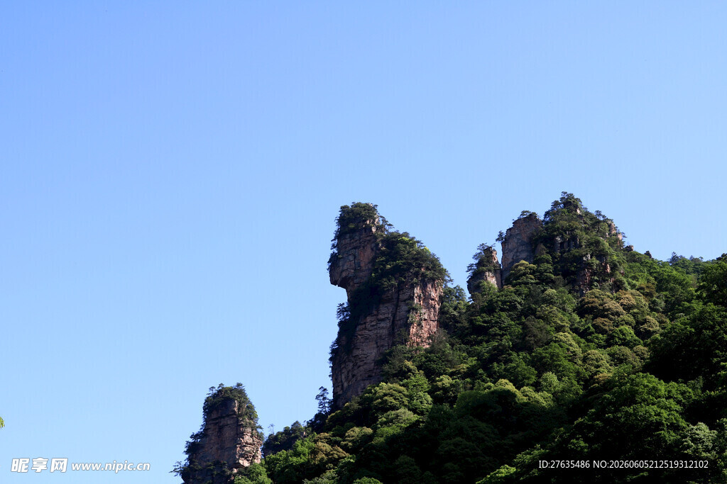 奇峰耸立绿意环绕的山景