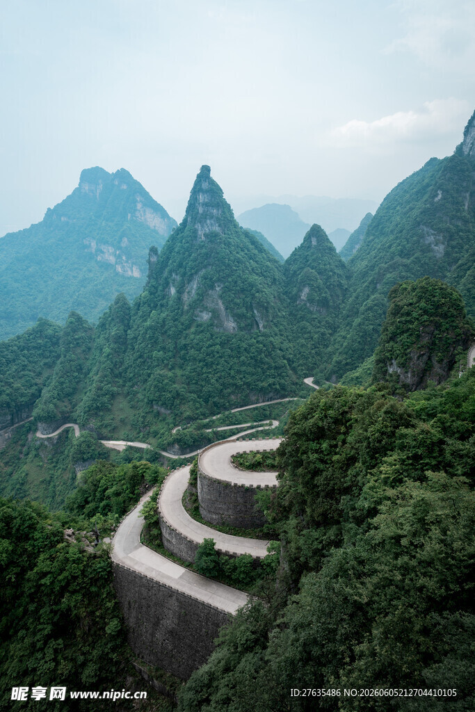 山间蜿蜒公路绿意环绕