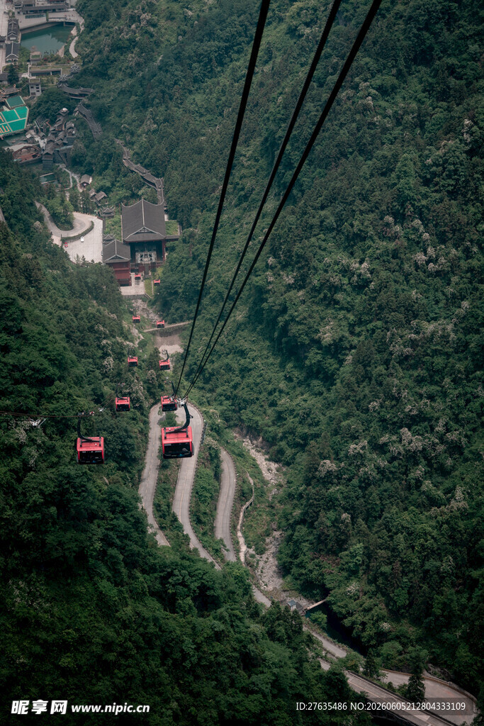 高空缆车穿梭山间美景