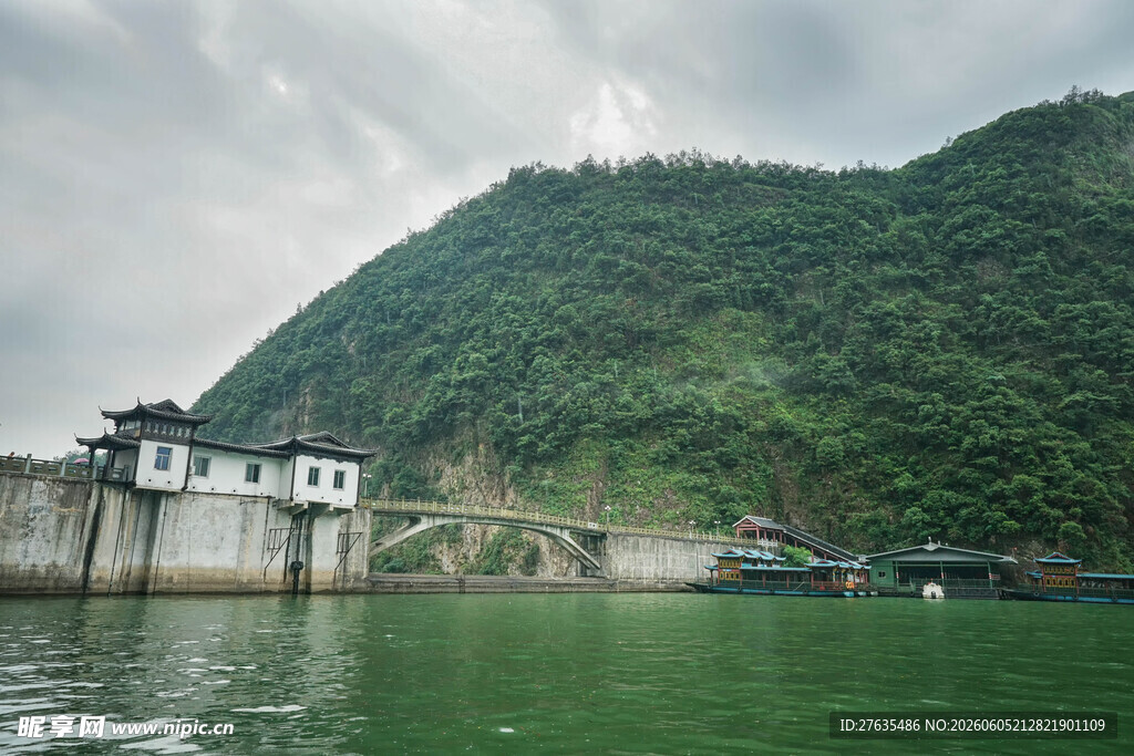 青山绿水间的江边建筑