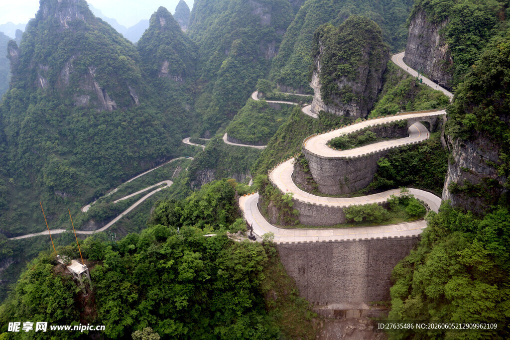 蜿蜒山间公路壮美风光