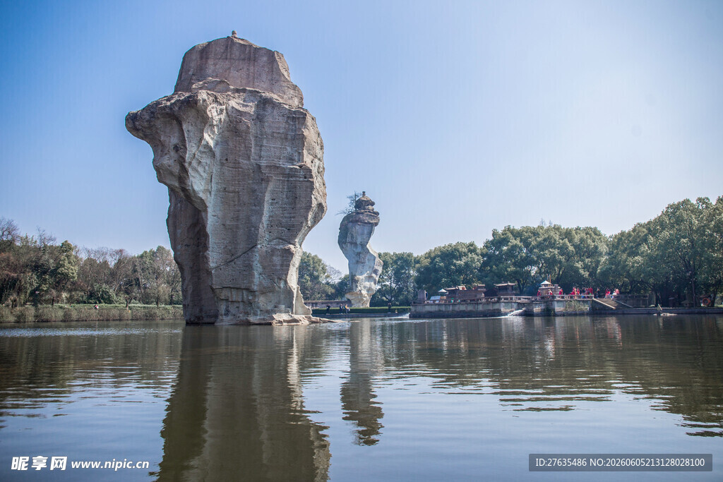 湖边巨石景观