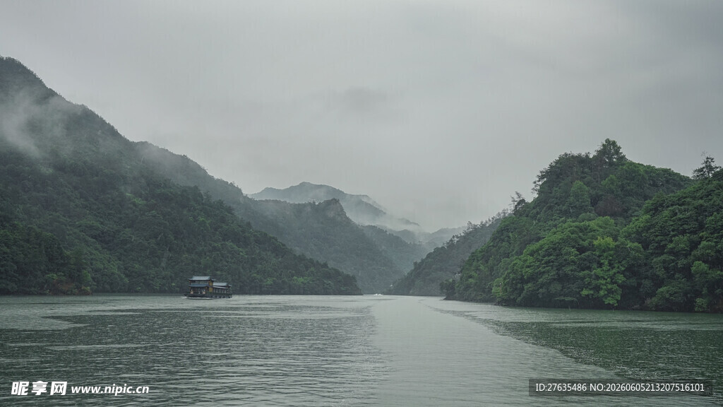 烟雨朦胧的山水风光