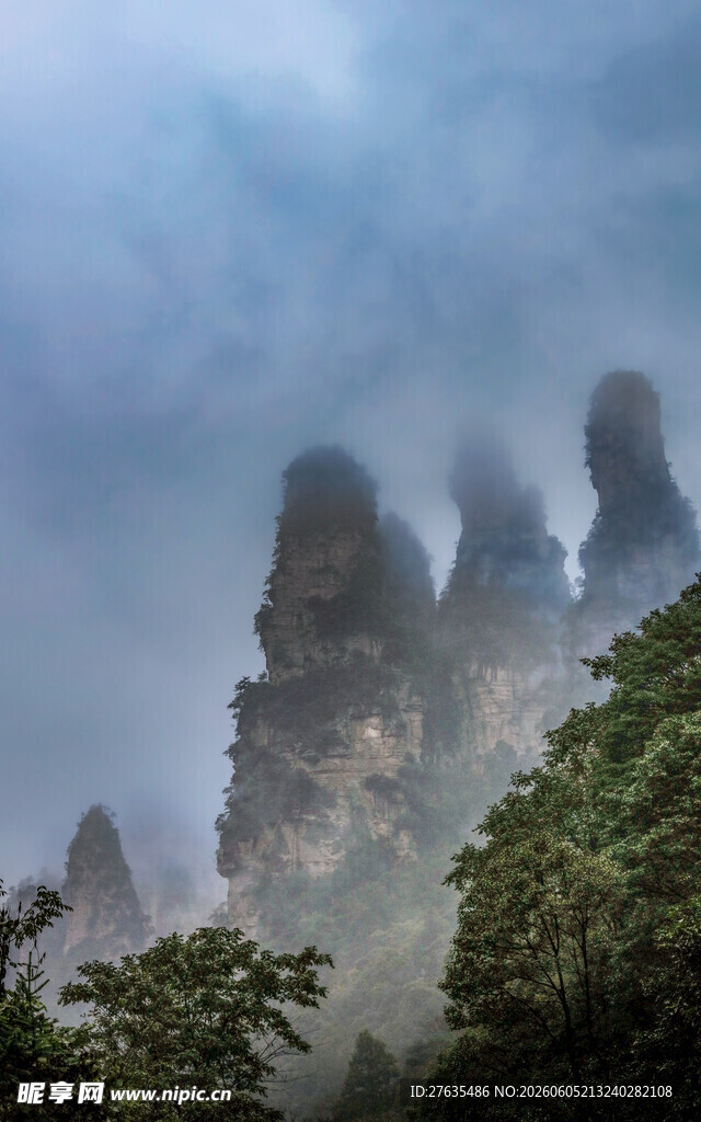 云雾缭绕的奇幻山峰景观