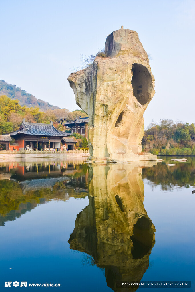 湖边奇特巨石倒影景观
